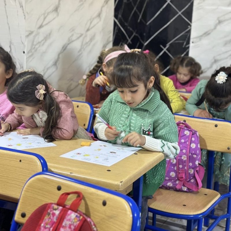 Flickor i ett klassrum i Syrien