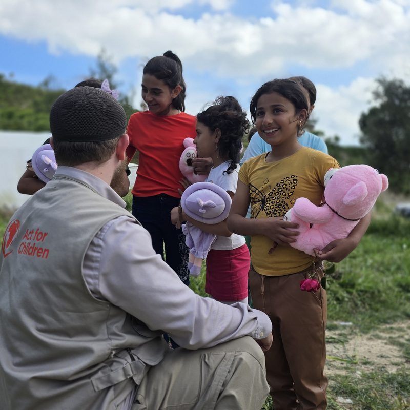 Barn i ett läger i Syrien får gosedjur av Act for Children