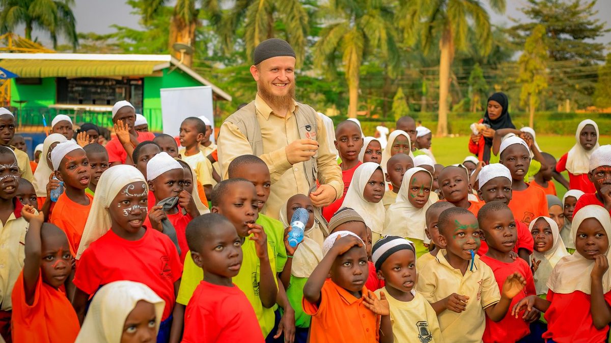 Skolbarn i Uganda tillsammans med Act for Children